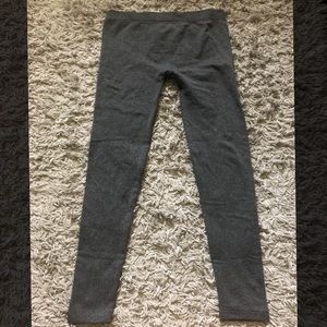 A pair of warm gray leggings 🌞.